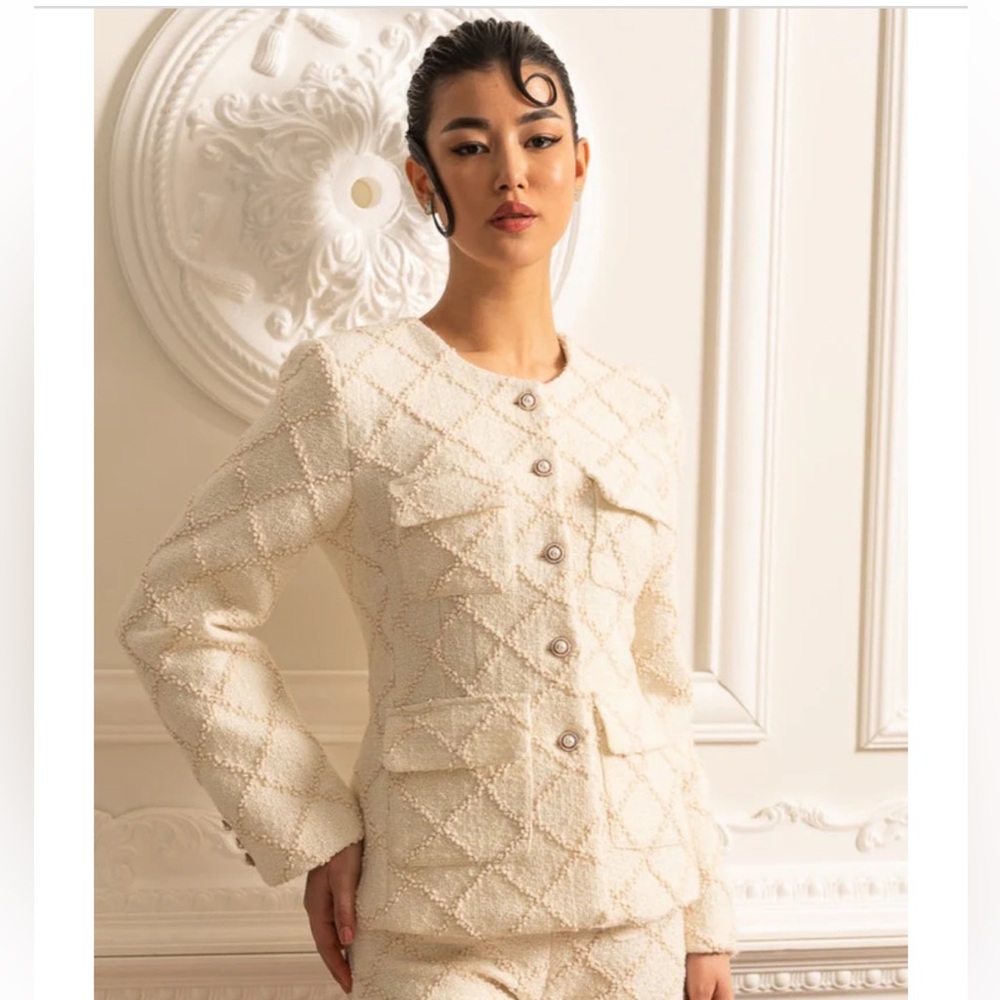 SIERRA DARIEN Elegant Cream Women's Jacket with gold buttons